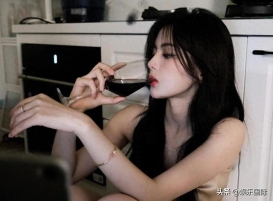 杨超越晒微醺随拍 坐地喝红酒自带清冷感