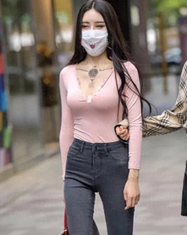 街拍极品黑色
紧身牛仔裤美女