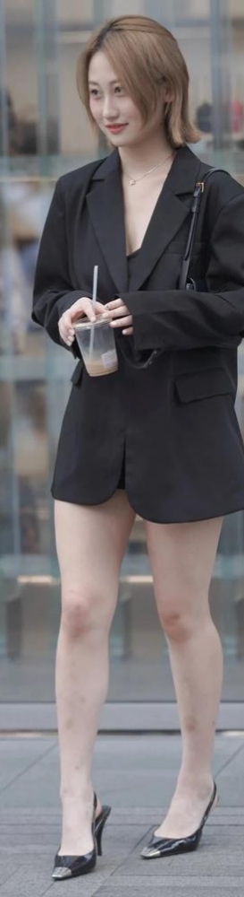 街拍149:行走中的美女