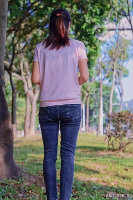 人像随拍：四十多岁的成熟美女在深圳绿化带的大树下拍摄的生活照