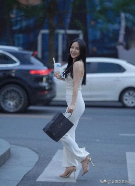 街拍——身段高挑的清纯美女
！