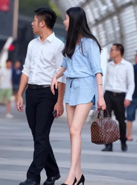 街拍美女温婉动人，让人忍不住多看几眼
