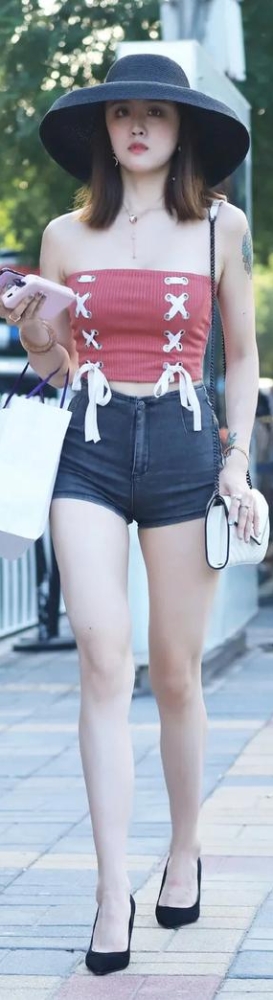 街拍热裤美女，大长腿充满诱惑