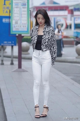 街拍162:行走中的美女