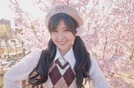 赖美云发布春日出游随拍照 制服look置身樱花树下笑意嫣然