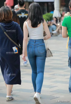 街拍两位好身材美女
