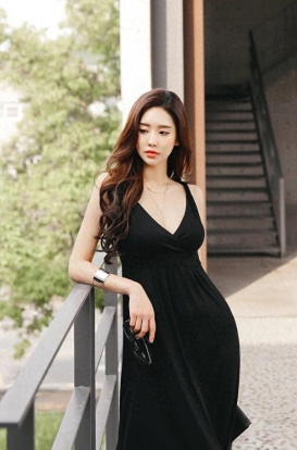 性感黑色
深V长裙街拍美女
模特写真
