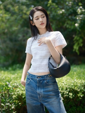 00后美女
演员鹤秋，牛仔裤穿搭街拍，私房超养眼，尽显芳华活力
