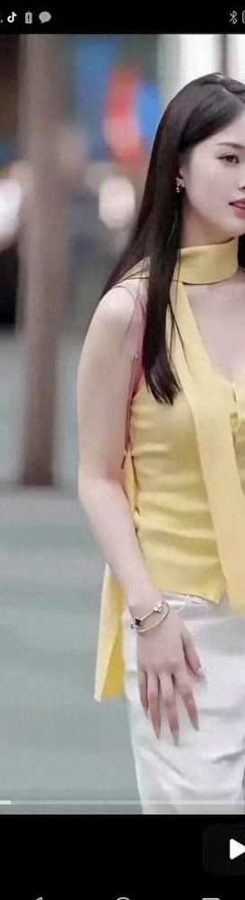时尚街拍夏季陌头悠闲闲步的美女蜜斯
姐