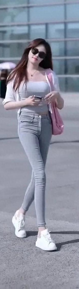 街拍美女 紧身牛仔裤