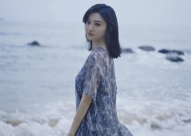 景甜晒海边随拍，一袭碎花纱裙尽显优雅，不愧是“百变女神”
