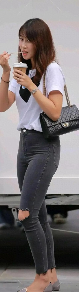 美女性感紧身牛仔裤街拍