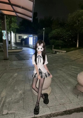 黑丝大长腿，jk玉人街拍，在街上展现美腿，性感撩人