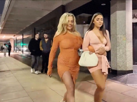 这才是法国的夜晚街道街拍美女，真是一道美丽的风景 #美女