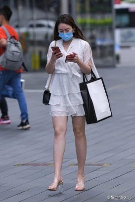 街拍164:行走中的美女