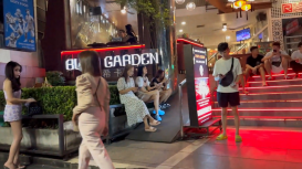 4K超清国外美女街拍：诱人身影藏不住的魅力，这才是性感...