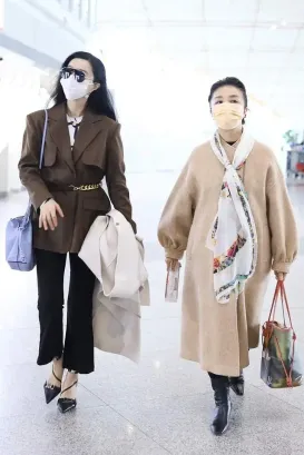 43岁范冰冰携母亲走机场！68岁妈妈穿大衣高级，比女儿还要惊艳