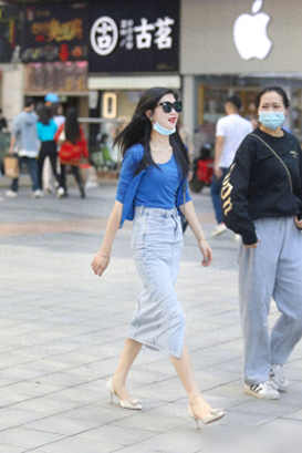 重庆美女街拍火了！她们的穿搭凭啥这么接地气？