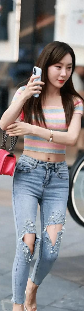 街拍紧身牛仔裤美女
，性感优雅