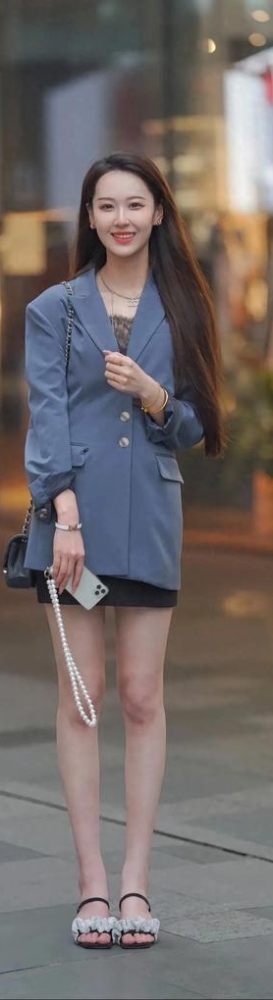 英姿飒爽街拍美女