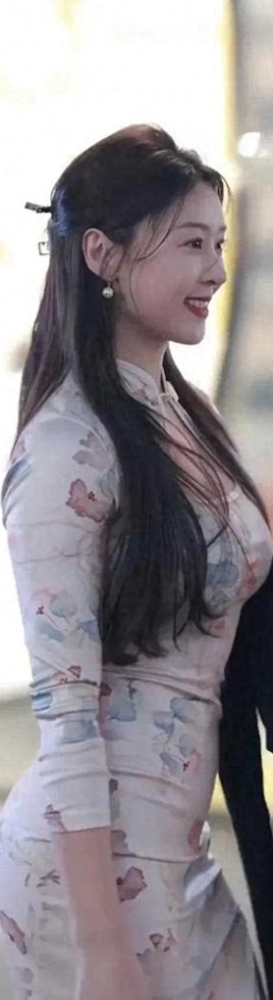 网红街拍美女韩艺，身段火辣性感，凹凸有致，气质优雅，楚楚动人