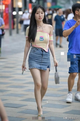 街拍微胖牛仔短裙美女