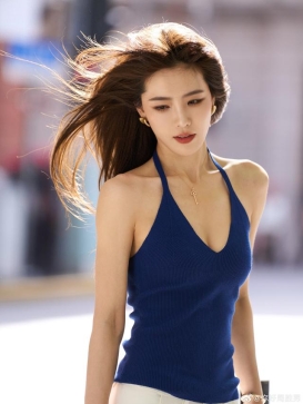 上海街拍美女，迷人的优雅风情！