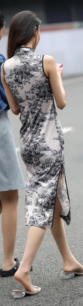 街拍优雅的旗袍美女
