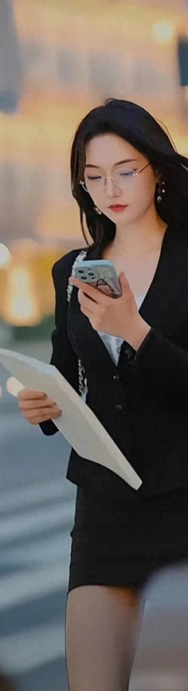 街拍女神诗恩恩，身材和颜值都很出众，范例的气质玉人，魅力实足
