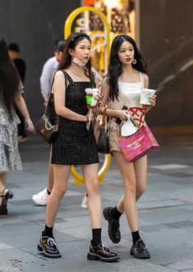 去了成都才创造

：满街都是“短裤和短裙”，露大年夜

腿秀身材，好养眼