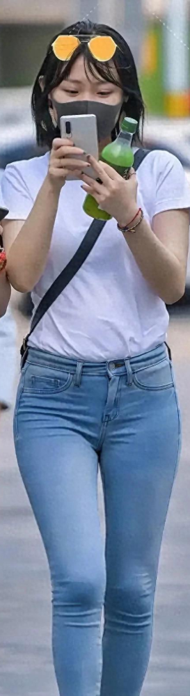 街拍微胖玉人，紧身牛仔裤穿搭优美身材