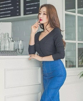 韩国美女
街拍：低V领+高腰性感开叉磨边牛仔半身裙