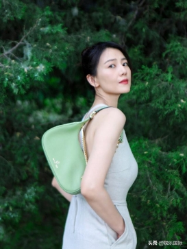 高圆圆森系夏日随拍 慵懒丸子头女神感十足