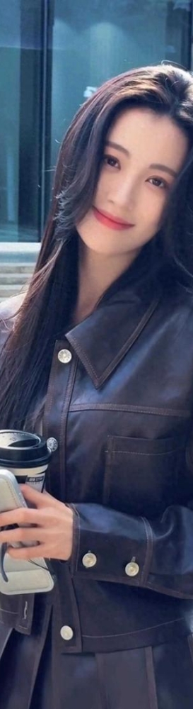 街拍黑色皮裙清纯小美女
