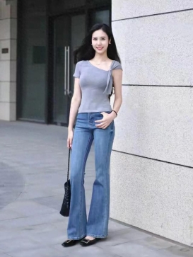 街拍玉人：灰色斜肩短袖碰撞蓝色牛仔