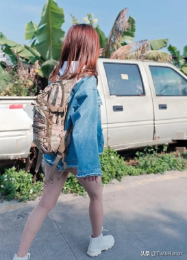 街拍牛仔短裤搭配白色上衣长腿美女