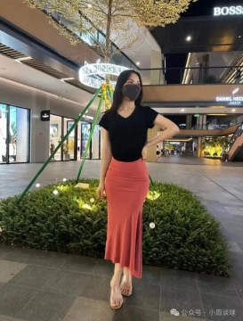 街拍美女，身材性感修长，包臀裙大长腿让人看不够
