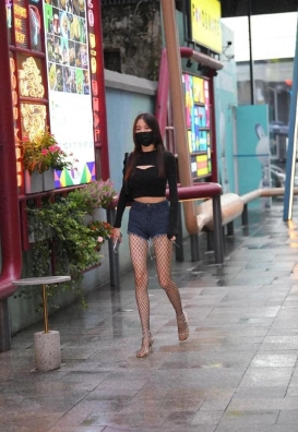 街拍玉人奇异穿搭
