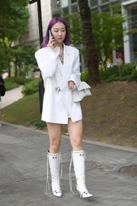 陌头美拍白色长筒靴美腿小玉人