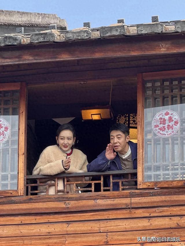 撒贝宁王鸥在福州被偶遇，俩人亲密互动很有爱，王鸥本人十分漂亮