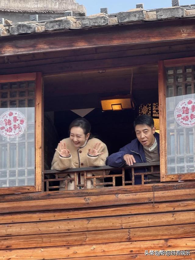 撒贝宁王鸥在福州被偶遇，俩人亲密互动很有爱，王鸥本人十分漂亮