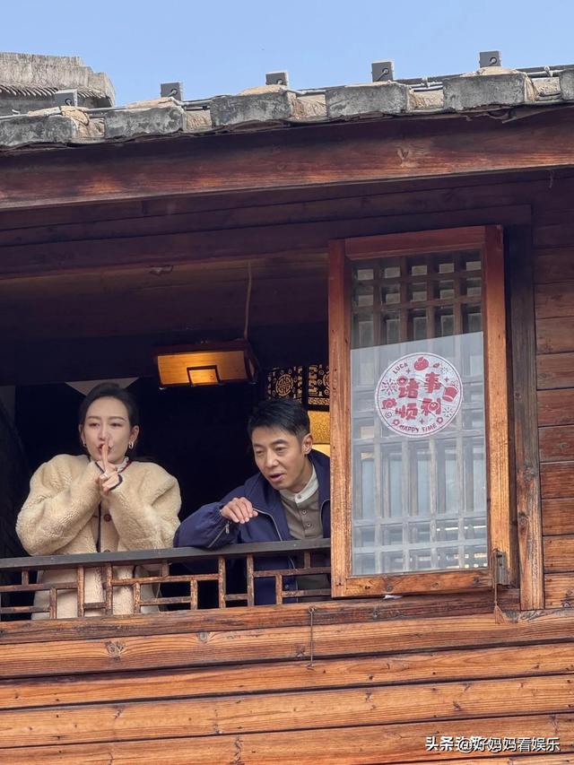 撒贝宁王鸥在福州被偶遇，俩人亲密互动很有爱，王鸥本人十分漂亮