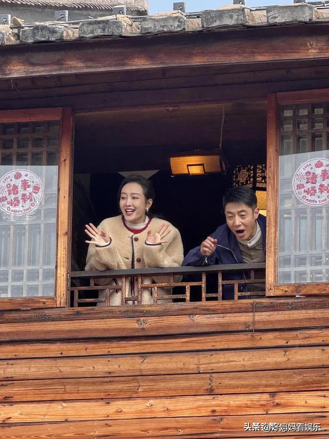 撒贝宁王鸥在福州被偶遇，俩人亲密互动很有爱，王鸥本人十分漂亮