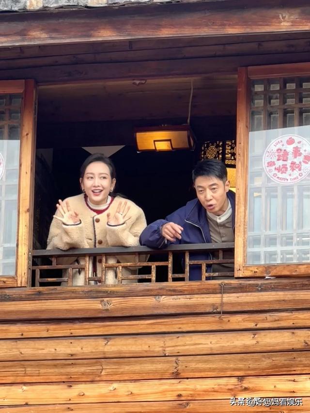 撒贝宁王鸥在福州被偶遇，俩人亲密互动很有爱，王鸥本人十分漂亮