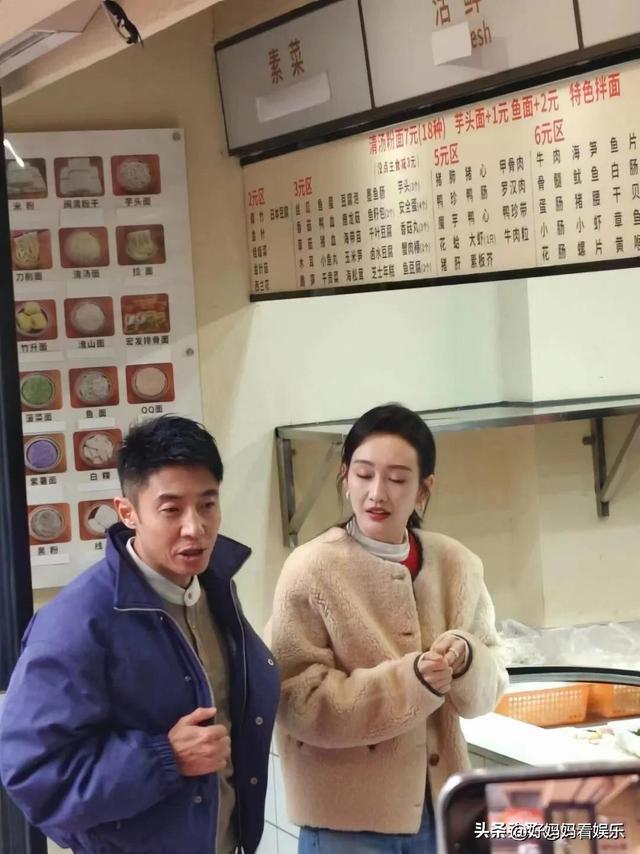 撒贝宁王鸥在福州被偶遇，俩人亲密互动很有爱，王鸥本人十分漂亮