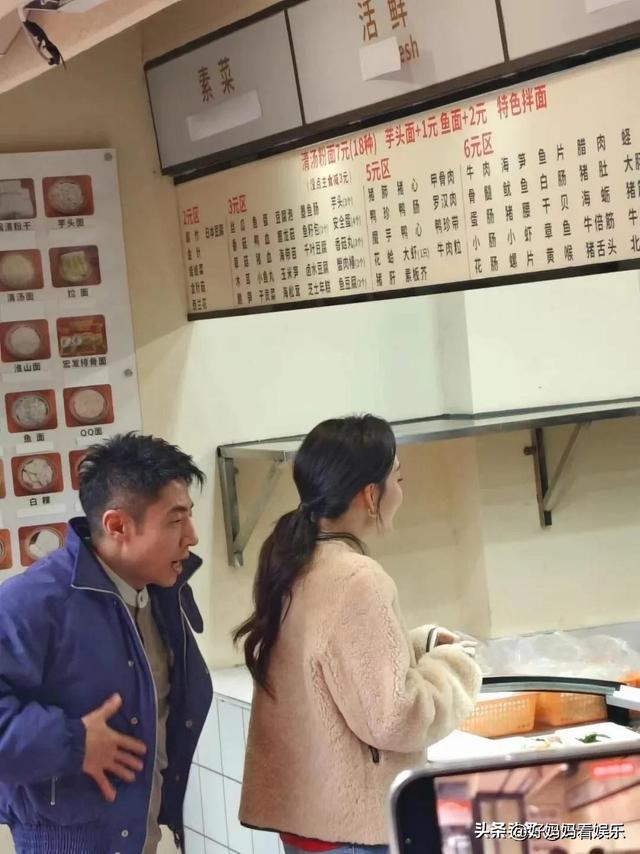 撒贝宁王鸥在福州被偶遇，俩人亲密互动很有爱，王鸥本人十分漂亮