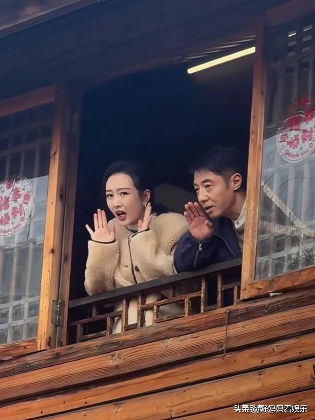 撒贝宁王鸥在福州被偶遇，俩人亲密互动很有爱，王鸥本人十分漂亮