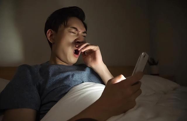 医生发现：最伤肝脏的行为，不是喝酒！而是每天频繁的去做这4事