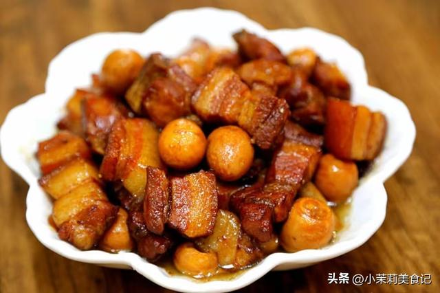 今日二月初一，牢记：1不出，2不做，吃3样，寓意生活富裕日子顺