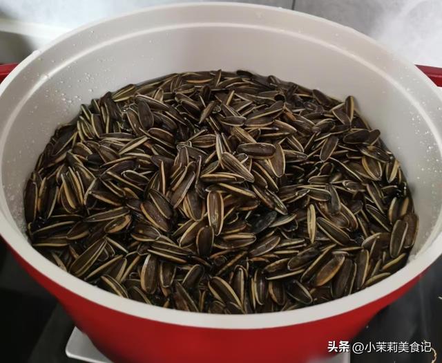 今日二月初一，牢记：1不出，2不做，吃3样，寓意生活富裕日子顺